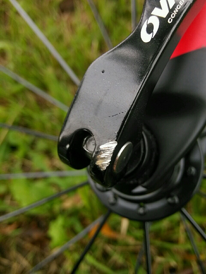 [心痛的一天] 騎公路車別穿鬆口長褲阿...