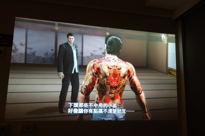 【試用心得】家裡的不速之客 男人的夢想 BenQ Full HD 側投導演機 W2000