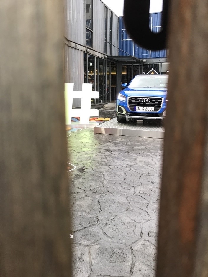 下午在內湖看到一台藍色Q2！