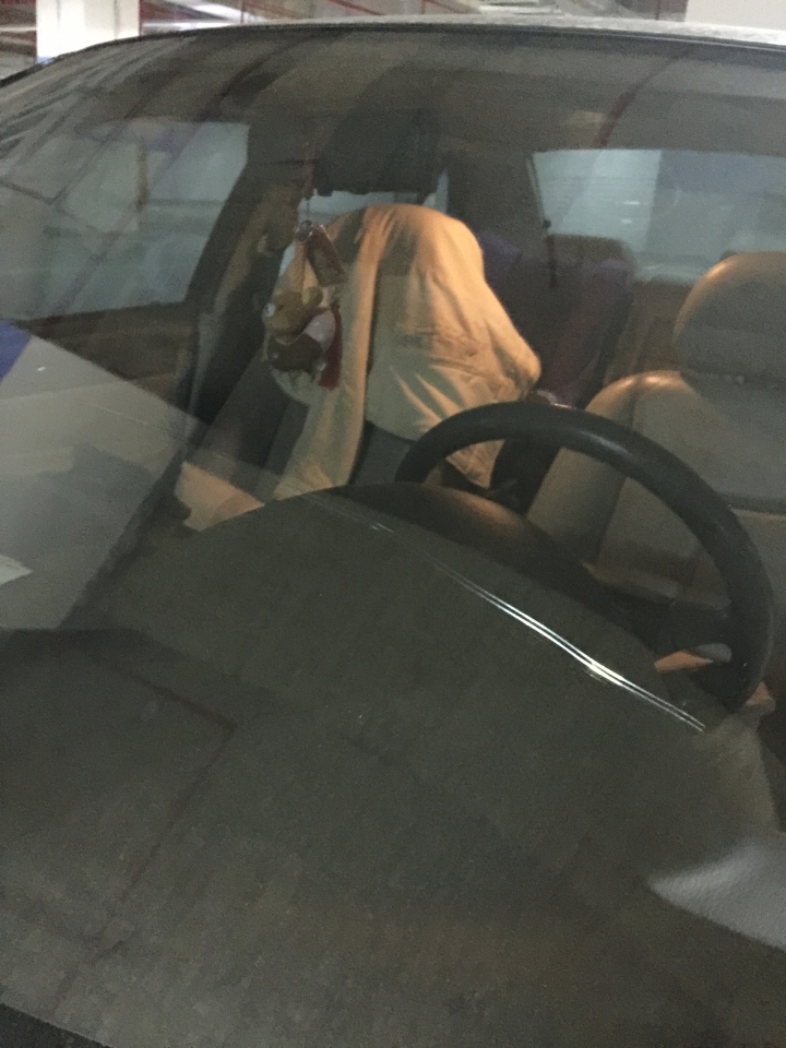我的前擋被人用疑似麥克筆畫了條線...