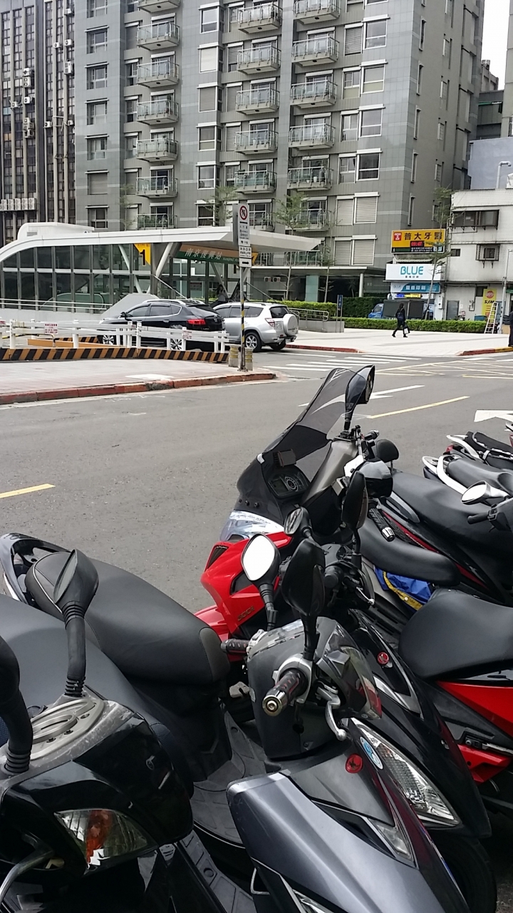 可憐的黃牌，停在機車格內被開單！