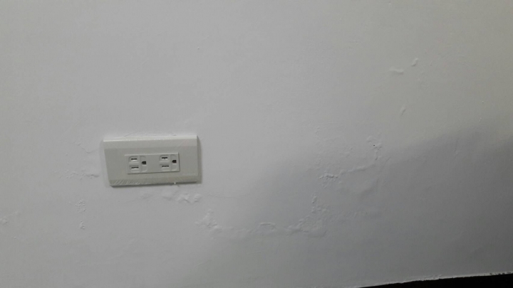 舊公寓油漆不到一個月，客廳壁面變成這樣