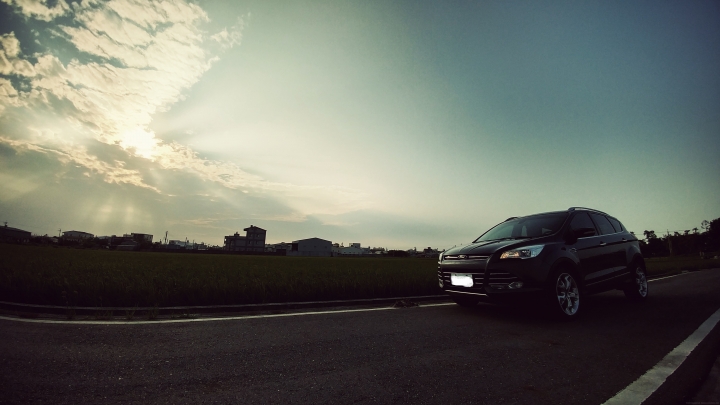 陽光下小路上的KUGA