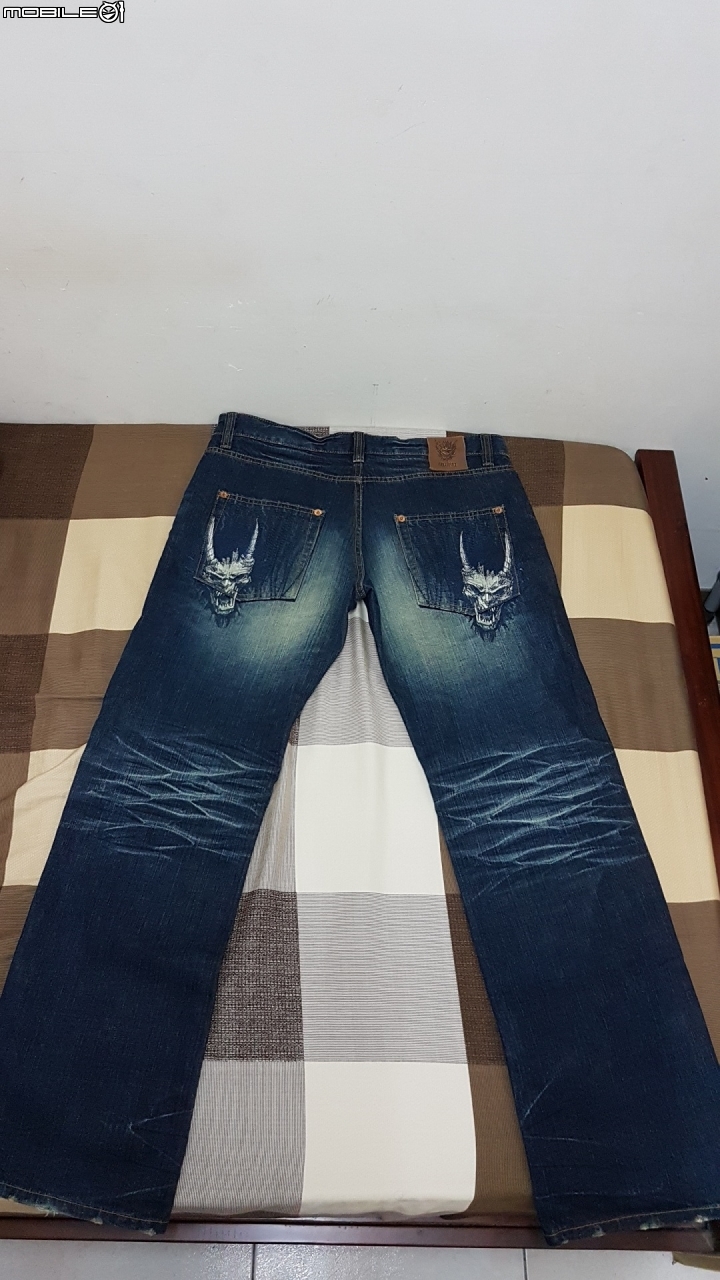 這兩件牛仔褲還會有人要嗎?