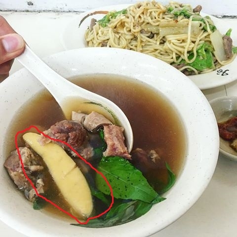請問牛雜湯上面的這個食材是甚麼？