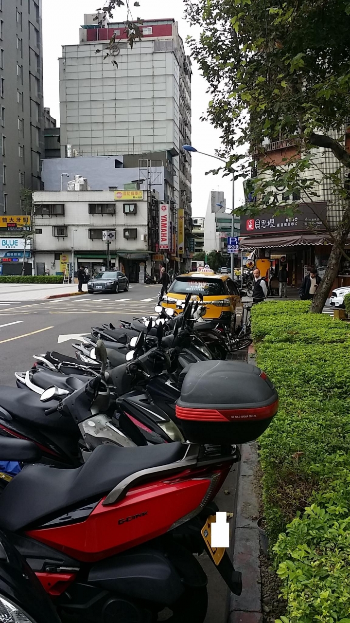 可憐的黃牌，停在機車格內被開單！
