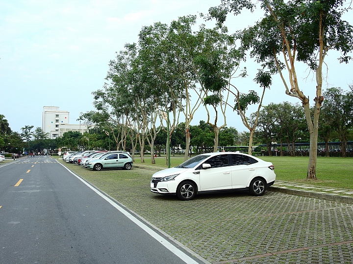 我的Luxgen S3停在國立屏東大學停車場，越看越顯得好看。