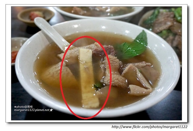 請問牛雜湯上面的這個食材是甚麼？
