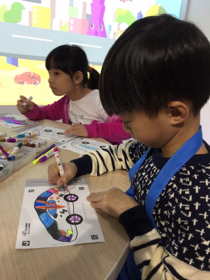 大推~Luxgen genius+ 展間好玩耶！！