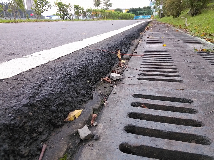 [心痛的一天] 騎公路車別穿鬆口長褲阿...