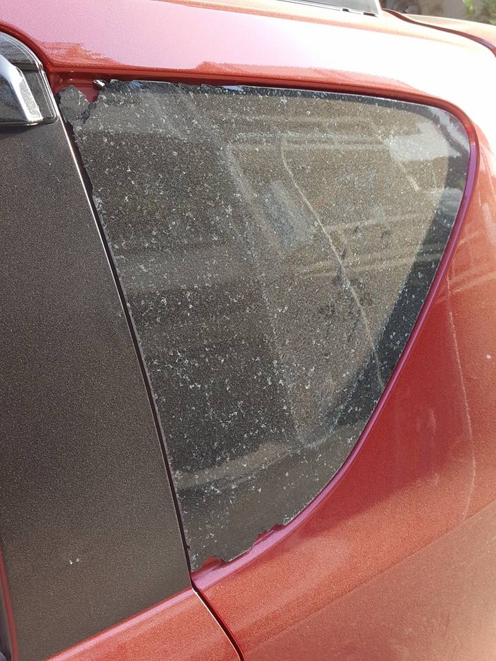 請問這樣是車窗被人惡意敲破嗎?