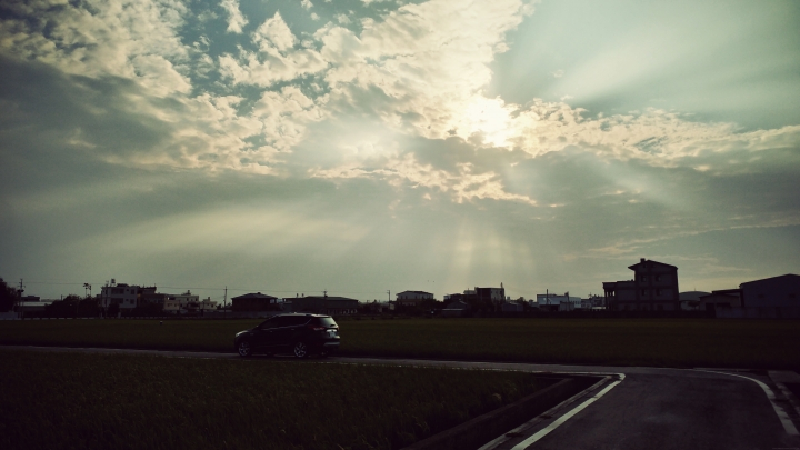 陽光下小路上的KUGA