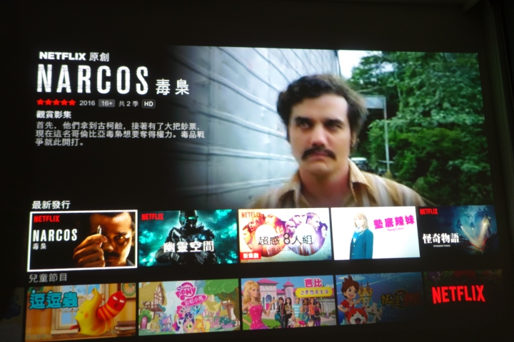 【試用心得】家裡的不速之客 男人的夢想 BenQ Full HD 側投導演機 W2000