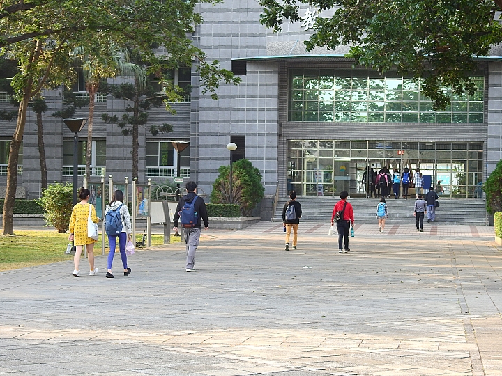 我的Luxgen S3停在國立屏東大學停車場，越看越顯得好看。