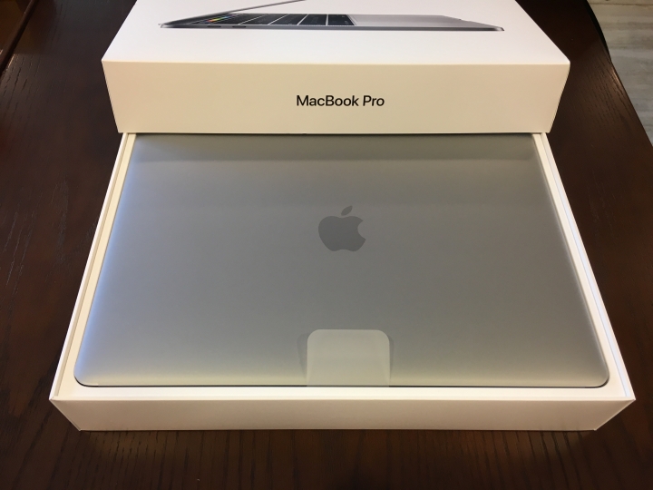 <銀座>2016 MacBook Pro with touch bar(美式鍵盤)開箱，日本購買心得