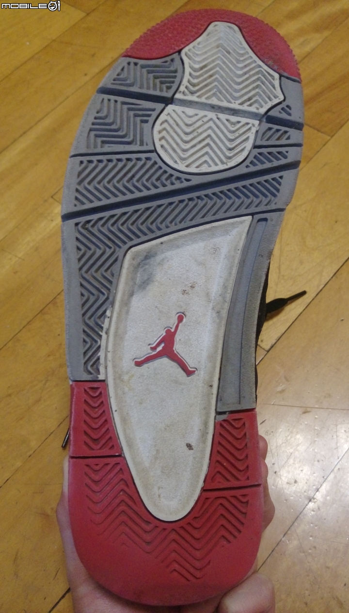 求懂喬丹4代AJ4的大大看鞋(看真假）