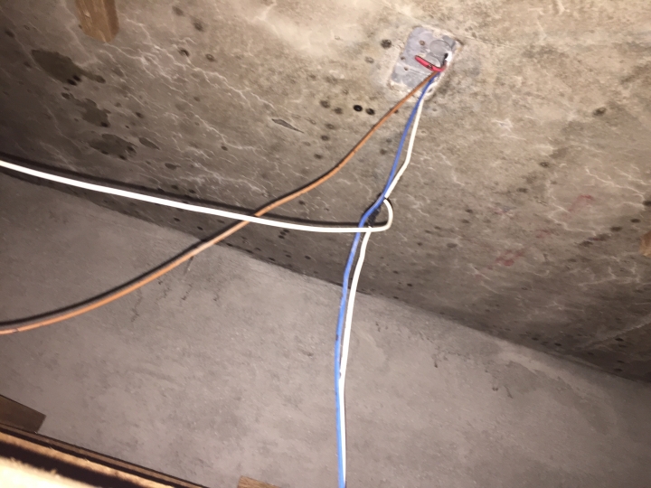 急!!!求助!!!!新成屋的維修孔拍到的情況