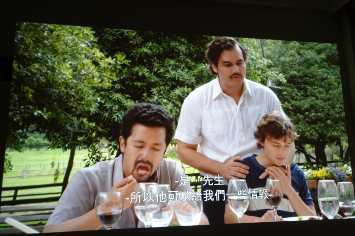 【試用心得】家裡的不速之客 男人的夢想 BenQ Full HD 側投導演機 W2000