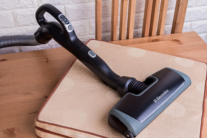 [開箱+介紹] 安靜好用又能除塵蟎的「伊萊克斯 Electrolux 藍寶精靈 UltraOne mini」