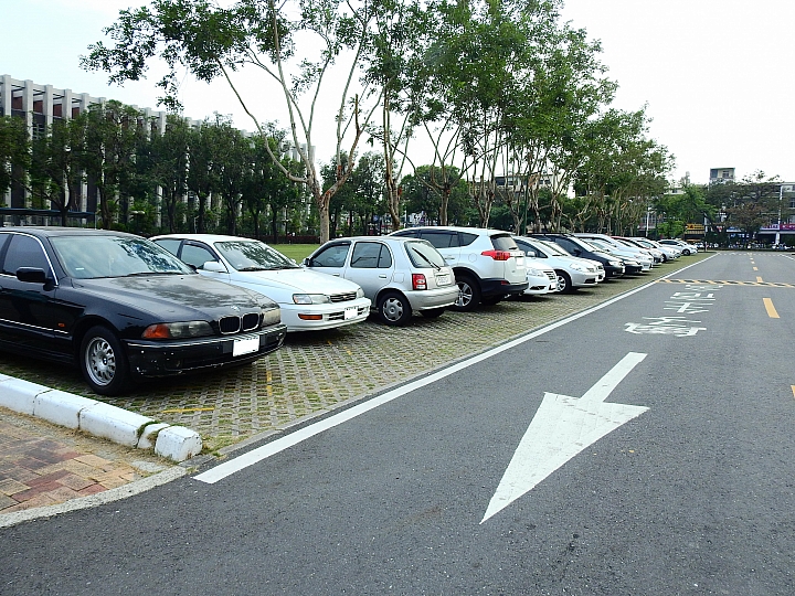 我的Luxgen S3停在國立屏東大學停車場，越看越顯得好看。