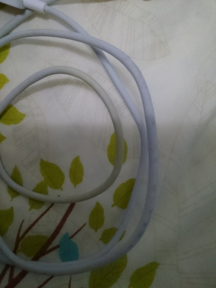 使用華為原廠充電頭+充電線 充電MATE8 充電線發黃 疑似燒焦?