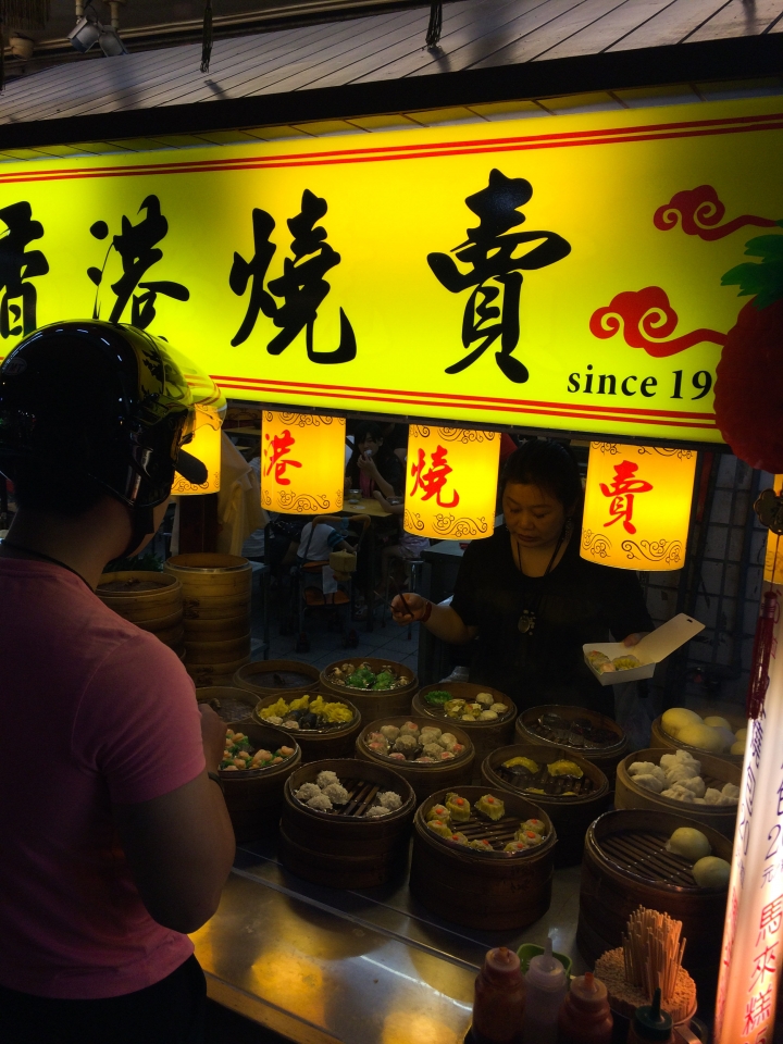 【美食。食記】台中市 一中街商圈之一 Part1 鬪鷄三星蔥腿板燒 香港燒賣 烤鴨夾餅 小吃 夜市 攤販 整理 探訪 飲料 點心 甜點 推薦 評比 一中商圈