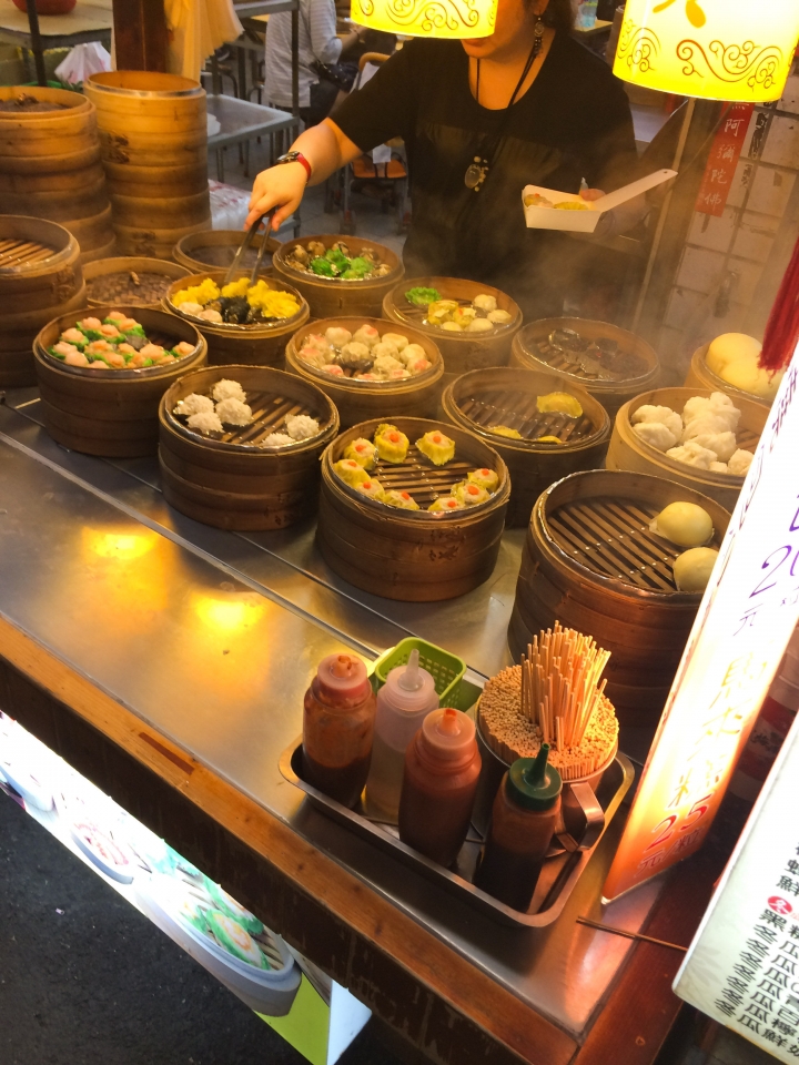 【美食。食記】台中市 一中街商圈之一 Part1 鬪鷄三星蔥腿板燒 香港燒賣 烤鴨夾餅 小吃 夜市 攤販 整理 探訪 飲料 點心 甜點 推薦 評比 一中商圈