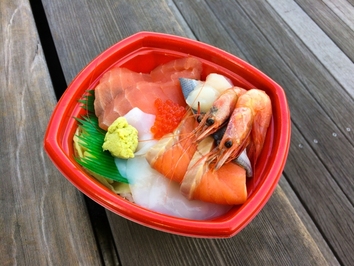 【美食。食記】東京 港南 魚料新鮮 份量剛好 丼丸 便當 海鮮丼 海景 推薦 划算 便宜 生魚片
