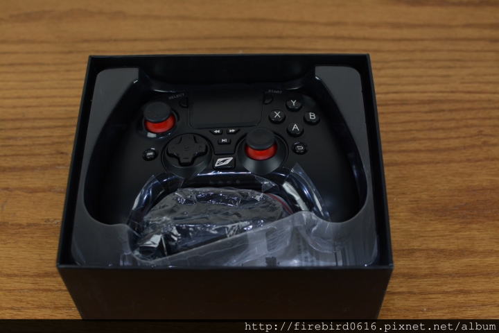 [爆肝開箱]Android電視盒玩小雞模擬器必備-- 雷爵RockTek GP500藍牙搖桿手把
