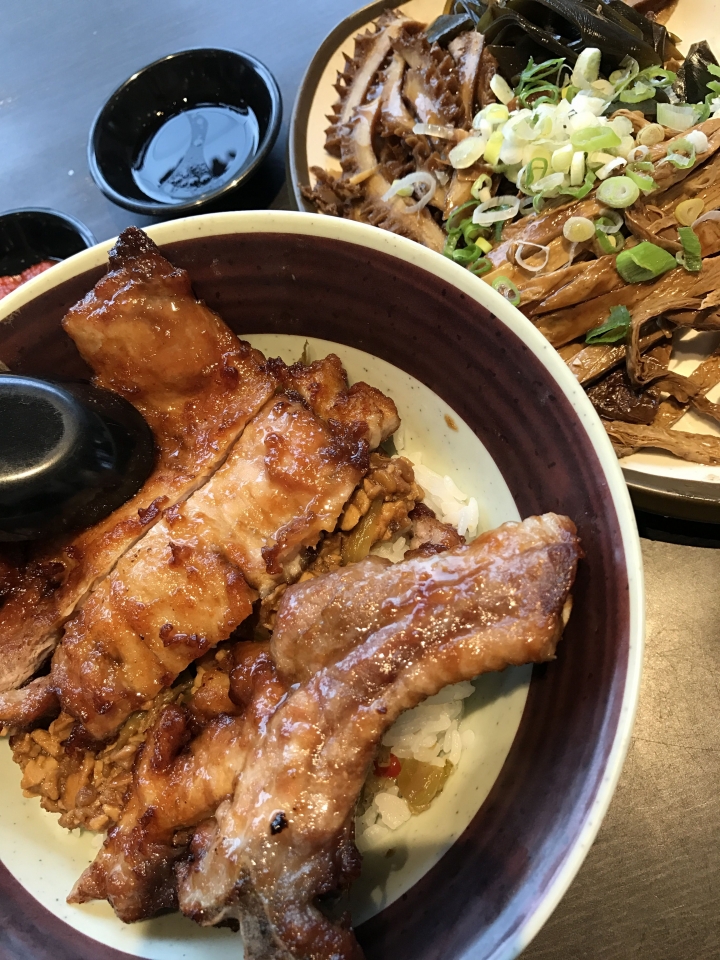 黑殿飯店_招牌帶骨豬排飯尬酸菜炸醬_美味不在話下