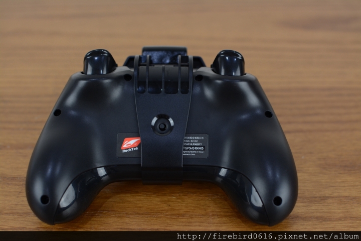 [爆肝開箱]Android電視盒玩小雞模擬器必備-- 雷爵RockTek GP500藍牙搖桿手把