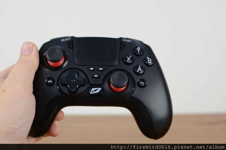[爆肝開箱]Android電視盒玩小雞模擬器必備-- 雷爵RockTek GP500藍牙搖桿手把
