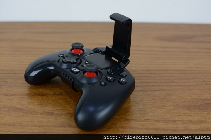 [爆肝開箱]Android電視盒玩小雞模擬器必備-- 雷爵RockTek GP500藍牙搖桿手把