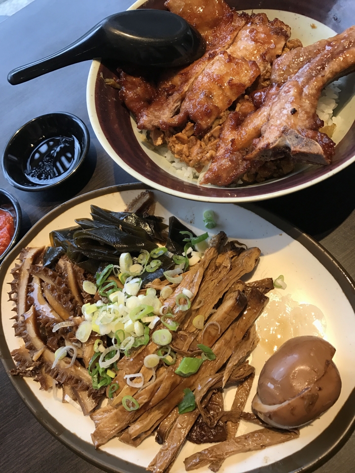 黑殿飯店_招牌帶骨豬排飯尬酸菜炸醬_美味不在話下