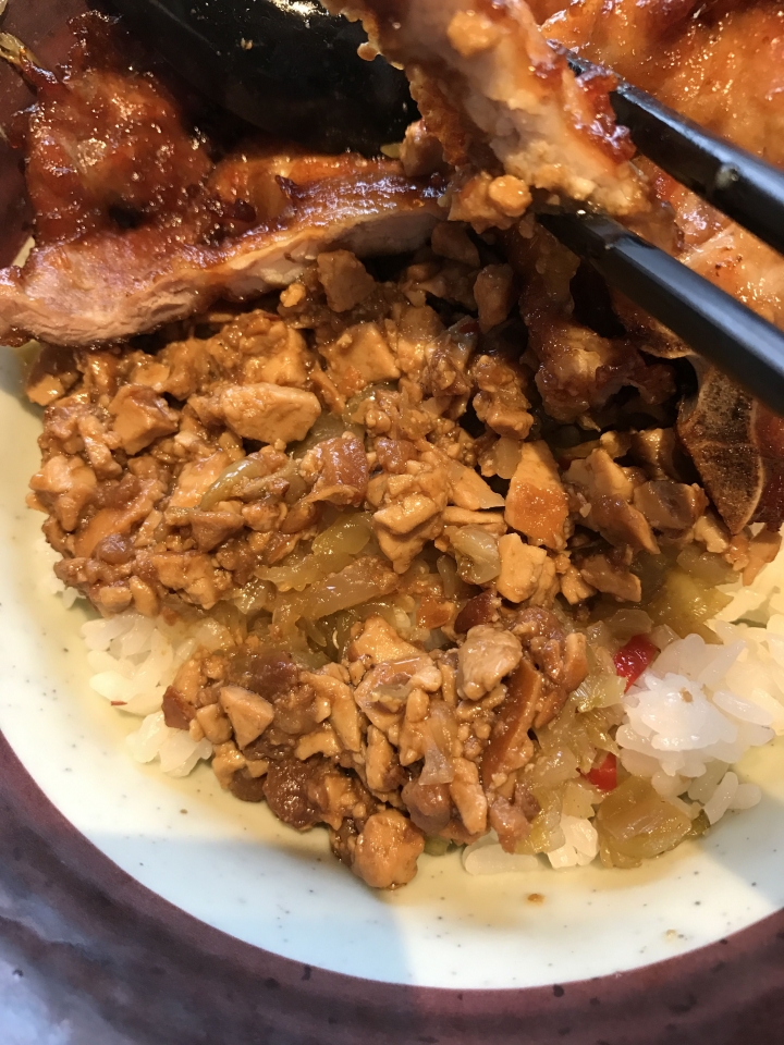 黑殿飯店_招牌帶骨豬排飯尬酸菜炸醬_美味不在話下