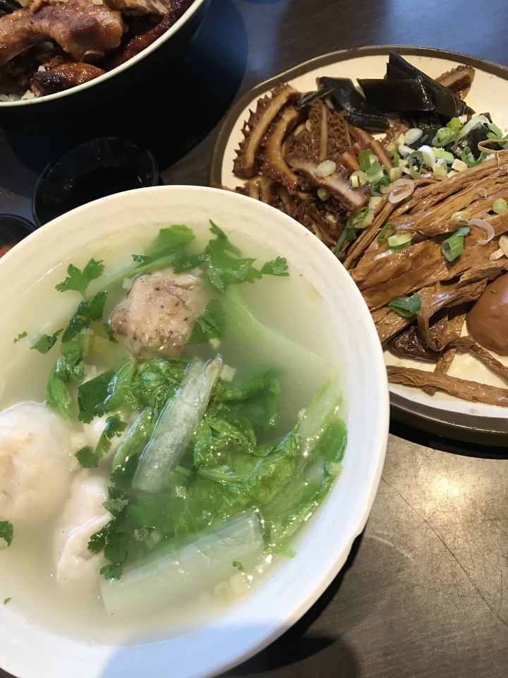 黑殿飯店_招牌帶骨豬排飯尬酸菜炸醬_美味不在話下