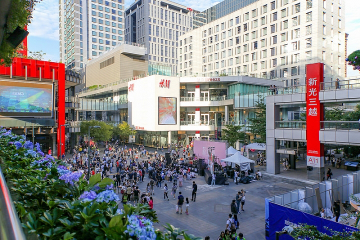 【玩 台北】信義區 遇見"愛Sharing 2016"。走我們一去逛信義商圈。繽紛聖誕信義商圈(中篇)