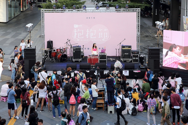 【玩 台北】信義區 遇見"愛Sharing 2016"。走我們一去逛信義商圈。繽紛聖誕信義商圈(中篇)