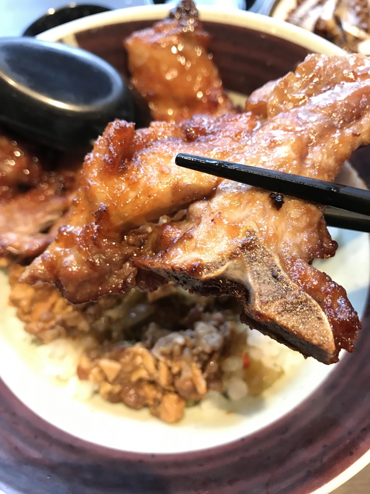 黑殿飯店_招牌帶骨豬排飯尬酸菜炸醬_美味不在話下