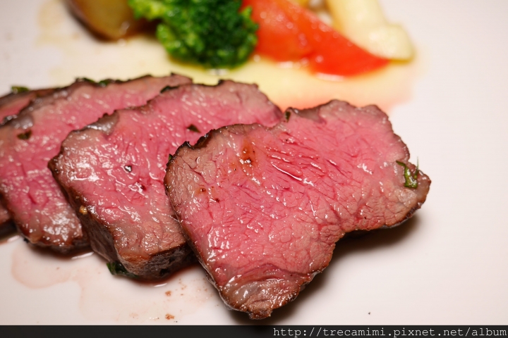 【食記】台中森米歐陸創意料理-微法式的高級滋味/松露燉飯/核桃木燻烤牛小排*寵物友善