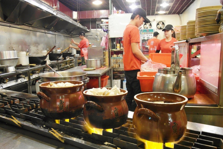 【玩 新北】三重區"霸味薑母鴨總店"冬天就是要吃薑母鴨啊。湯頭濃郁卻不膩霸味當之無愧~