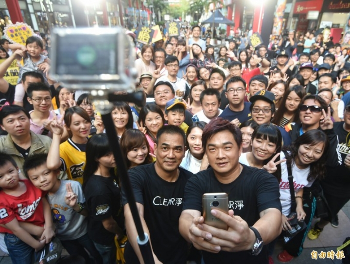 【玩 台北】信義區 遇見"愛Sharing 2016"。走我們一去逛信義商圈。繽紛聖誕信義商圈(中篇)