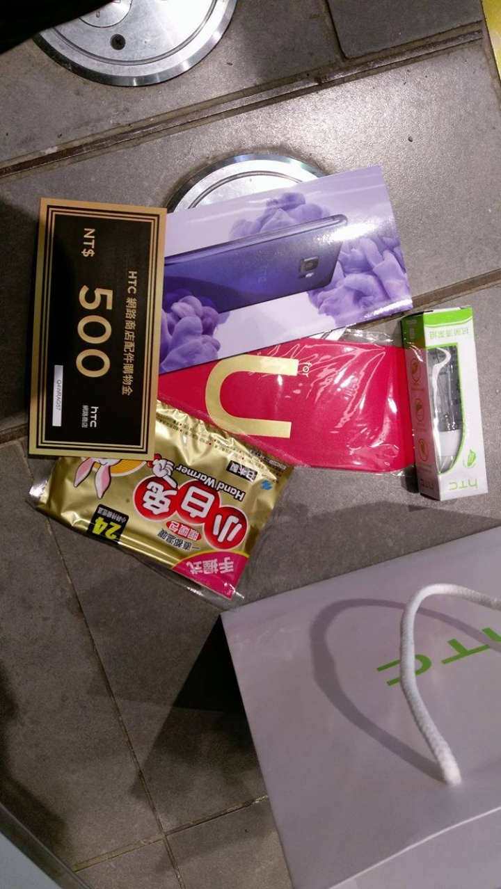 現場排隊中~~三創專賣店的人潮