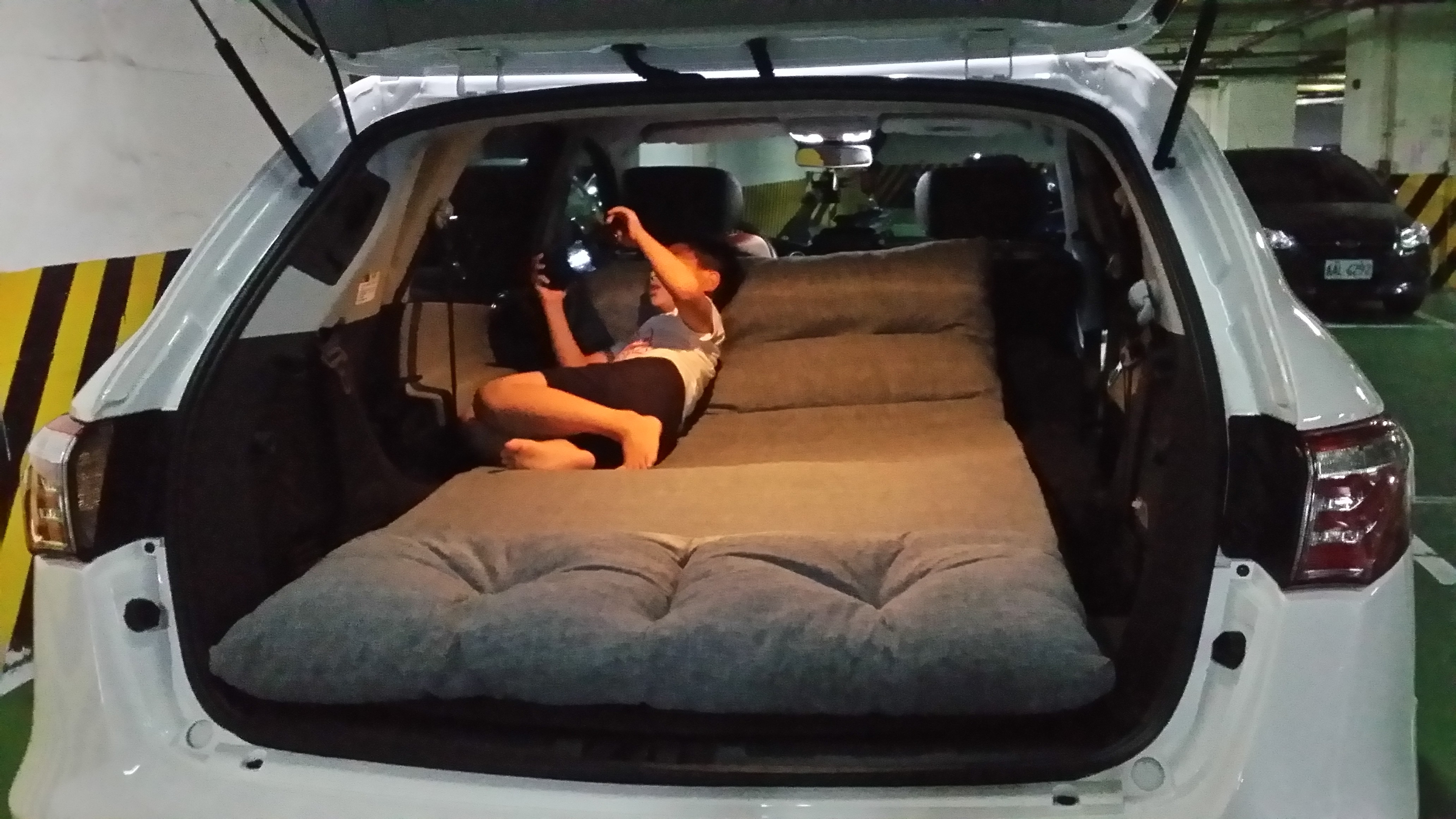 休旅車SUV車床如何很舒適的睡下兩大兩小呢?