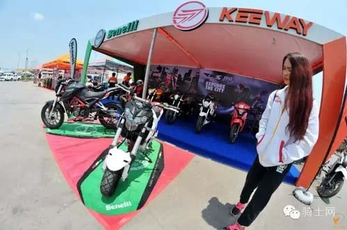 快上市了小檔車BENELLI NAKE-TNT135 國外改裝展