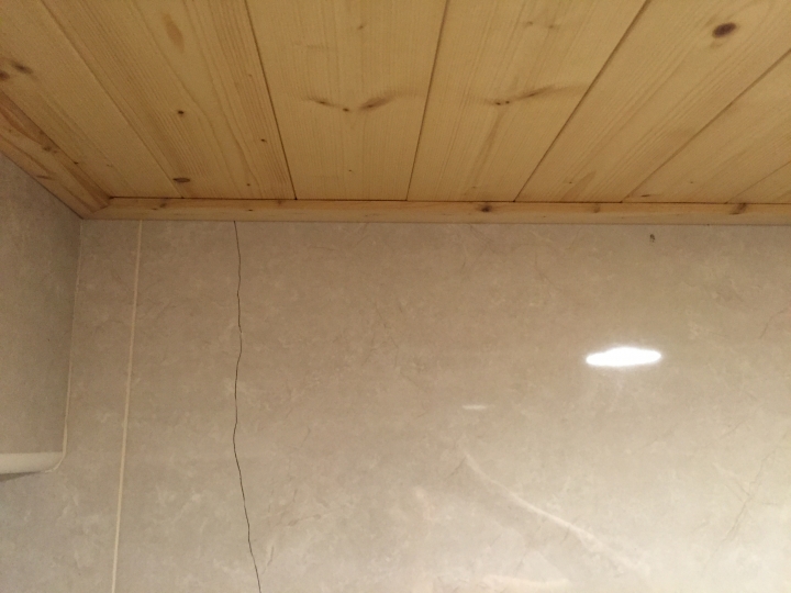 請問磁磚裂縫如何處理?