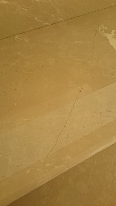 急!! 關於樓梯梯面鈦金米黃大理石的裂痕..