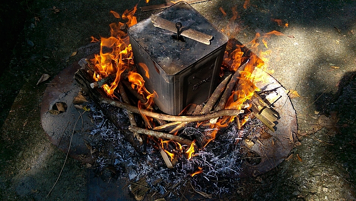 沙拉油桶桶仔雞