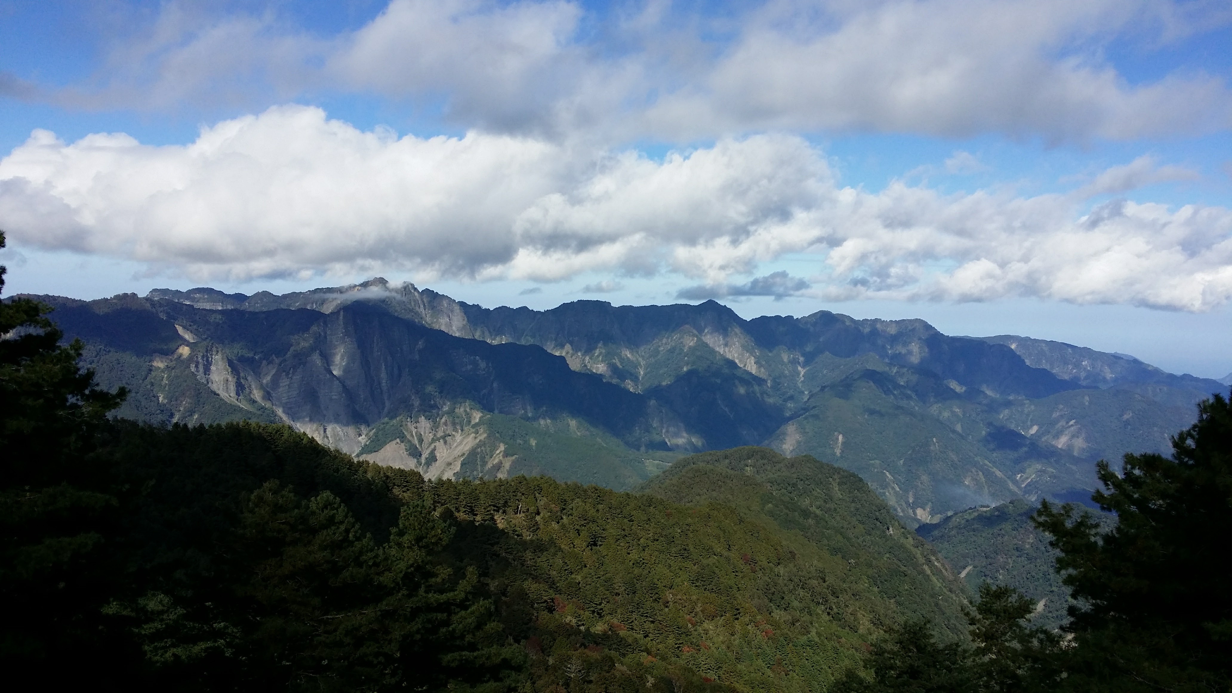 休旅車SUV車床如何很舒適的睡下兩大兩小呢?