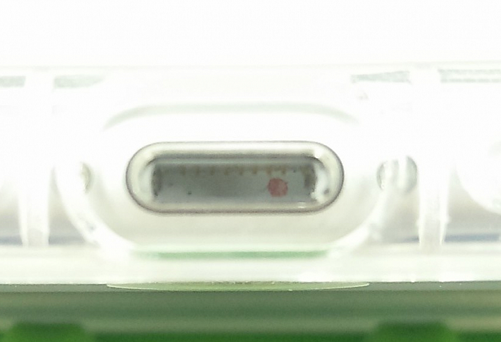 新買不久的iPhone 6S Lightning接口上的紅點